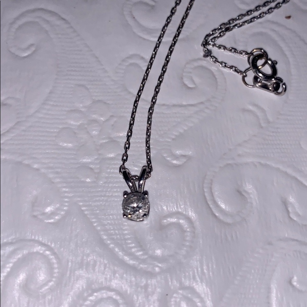 Necklace with diamond stud